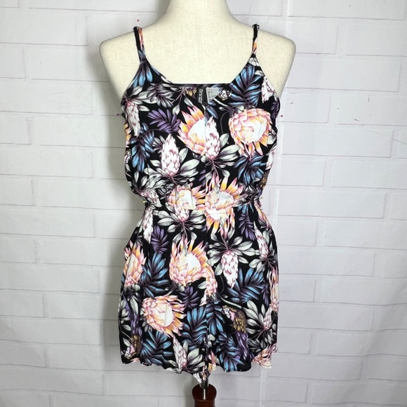 🔥2/$10|•DIVIDED•| Tropical Floral Romper Size 4 Small - Picture 2 of 10